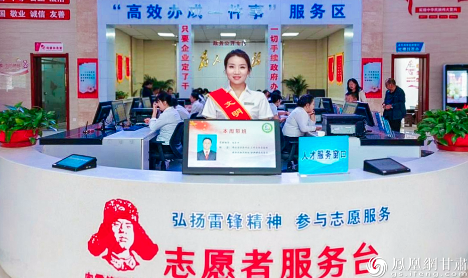 金川区政务服务中心志愿者向市民热情问好，耐心指引。甘肃省金昌市金川区政务服务中心供图