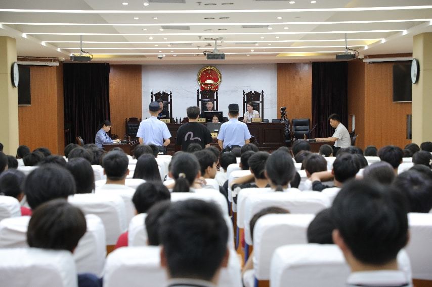 图为同学们旁听一起刑事案件庭审。