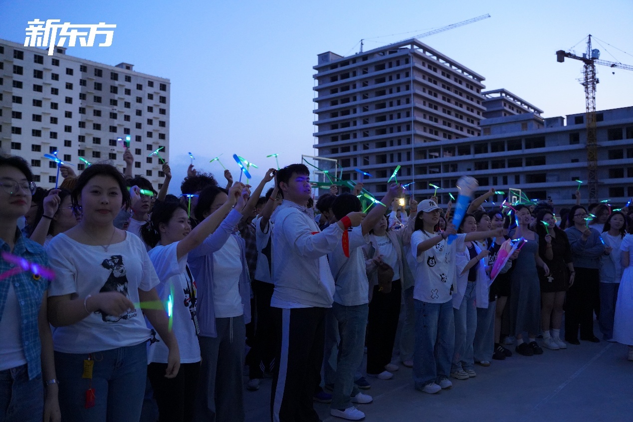 “泉力以赴,圆梦今夏”:济南新东方千名高三学子星光游园会燃情减压