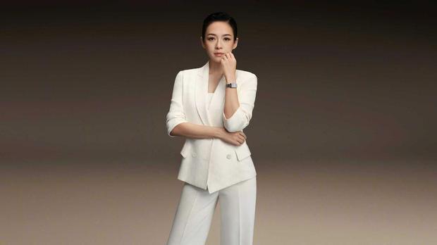 章子怡四肢修长。