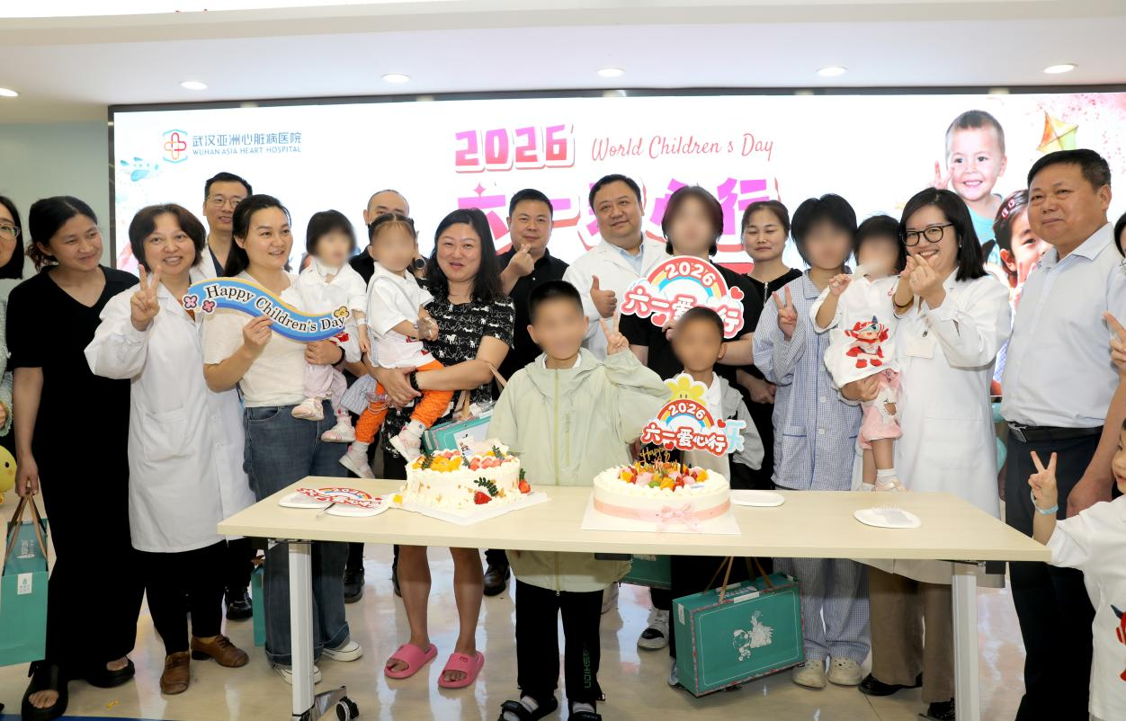 医护人员和孩子们一起开心合影