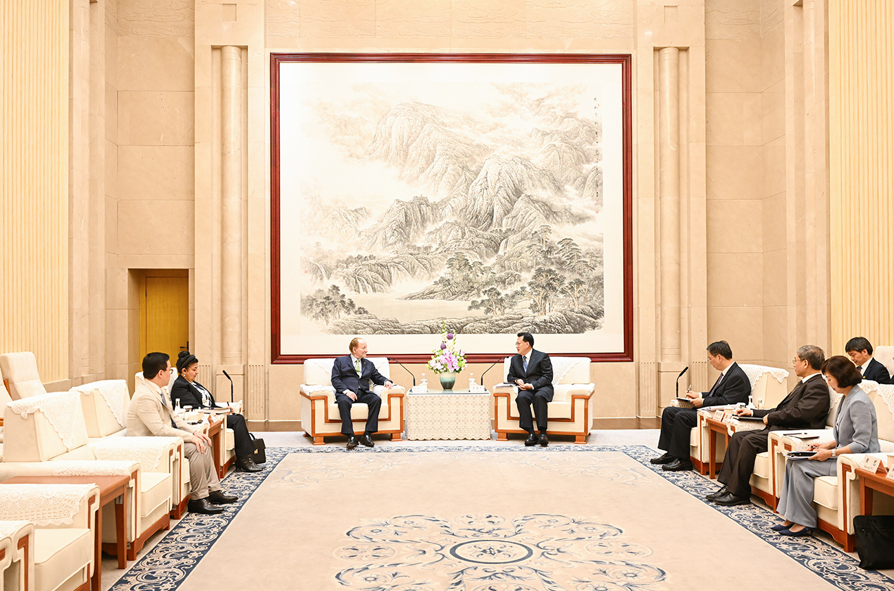 ▲5月27日下午，市委书记袁家军会见诺贝尔经济学奖获得者罗伯特&middot;默顿一行。记者 苏思 摄/视觉重庆