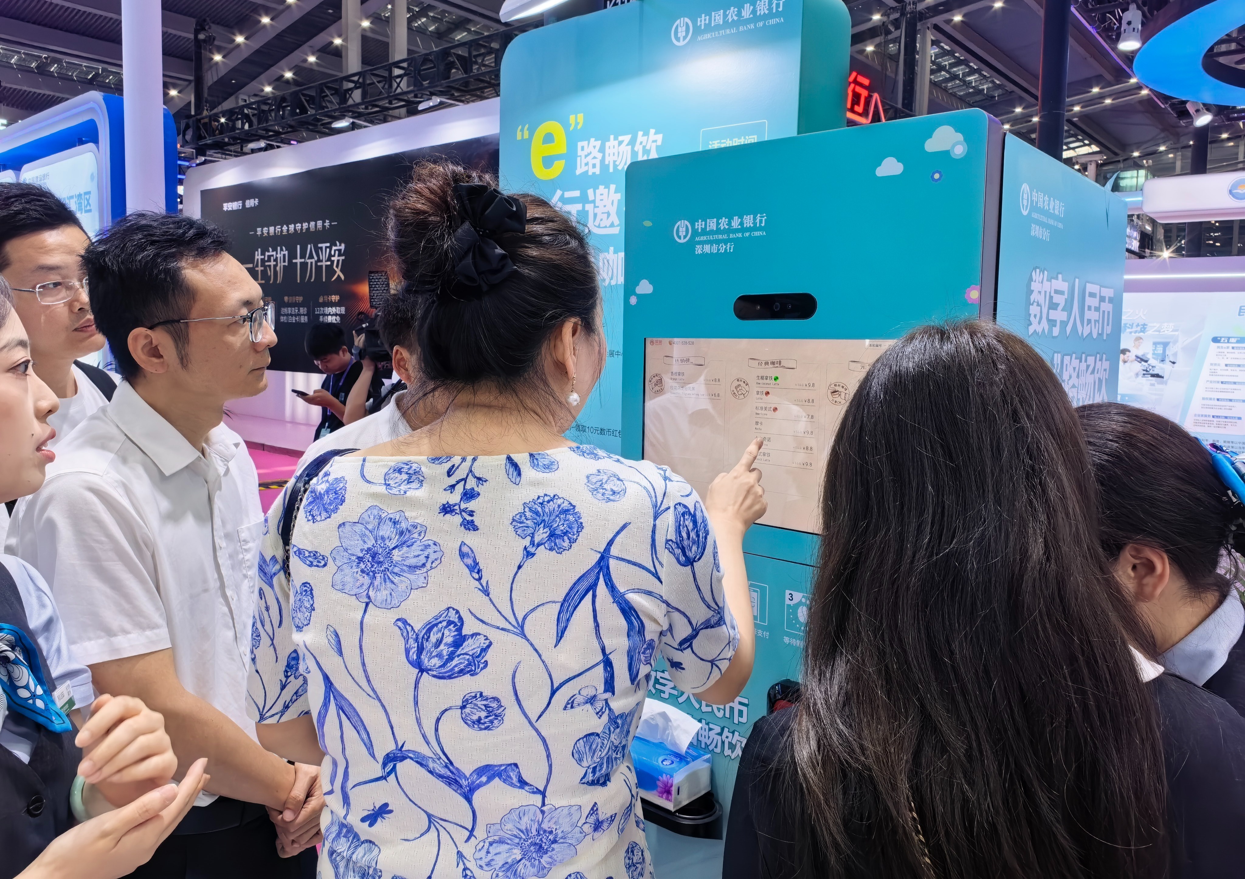 数智护航 产融共生|农行深圳分行亮相金博会,重磅发布“2026深圳AI城市旅行卡2.0”
