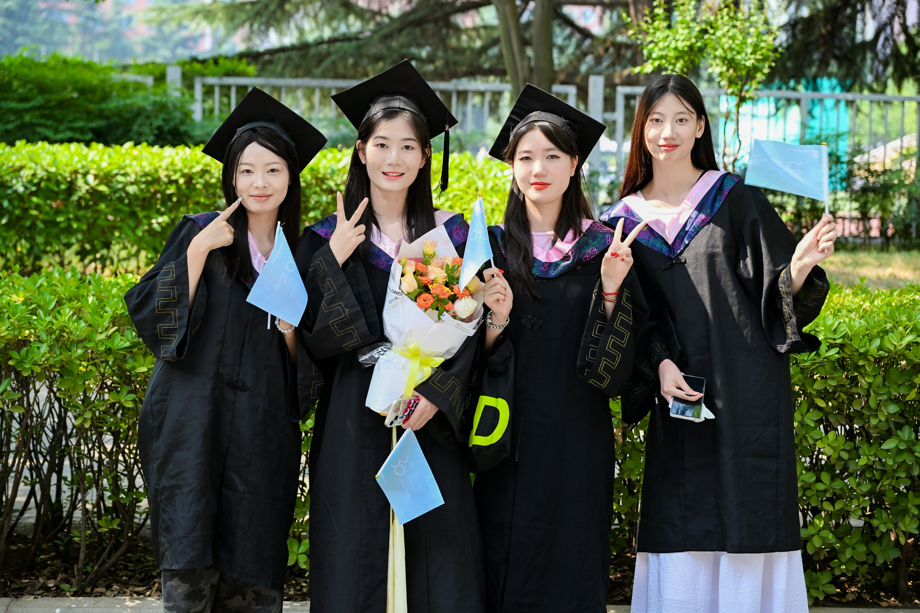 2025年6月21日,学生在西安欧亚学院毕业典礼后合影