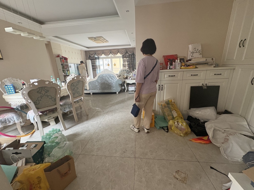 代夫去世后,家中保持着事发当天的凌乱,其母亲和女儿在外租房居住。