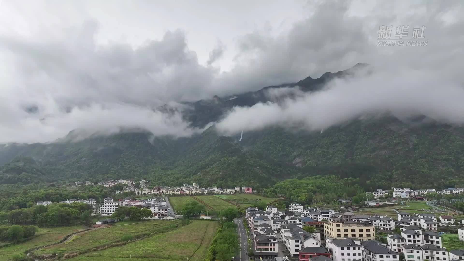 雨后庐山瀑布：银丝挂青山 飞流落九天