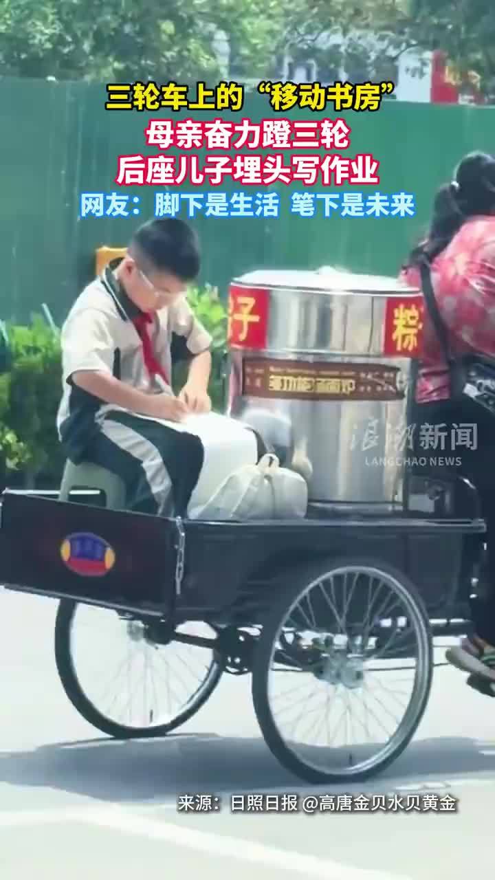 母亲卖粽子孩子在三轮车上学习