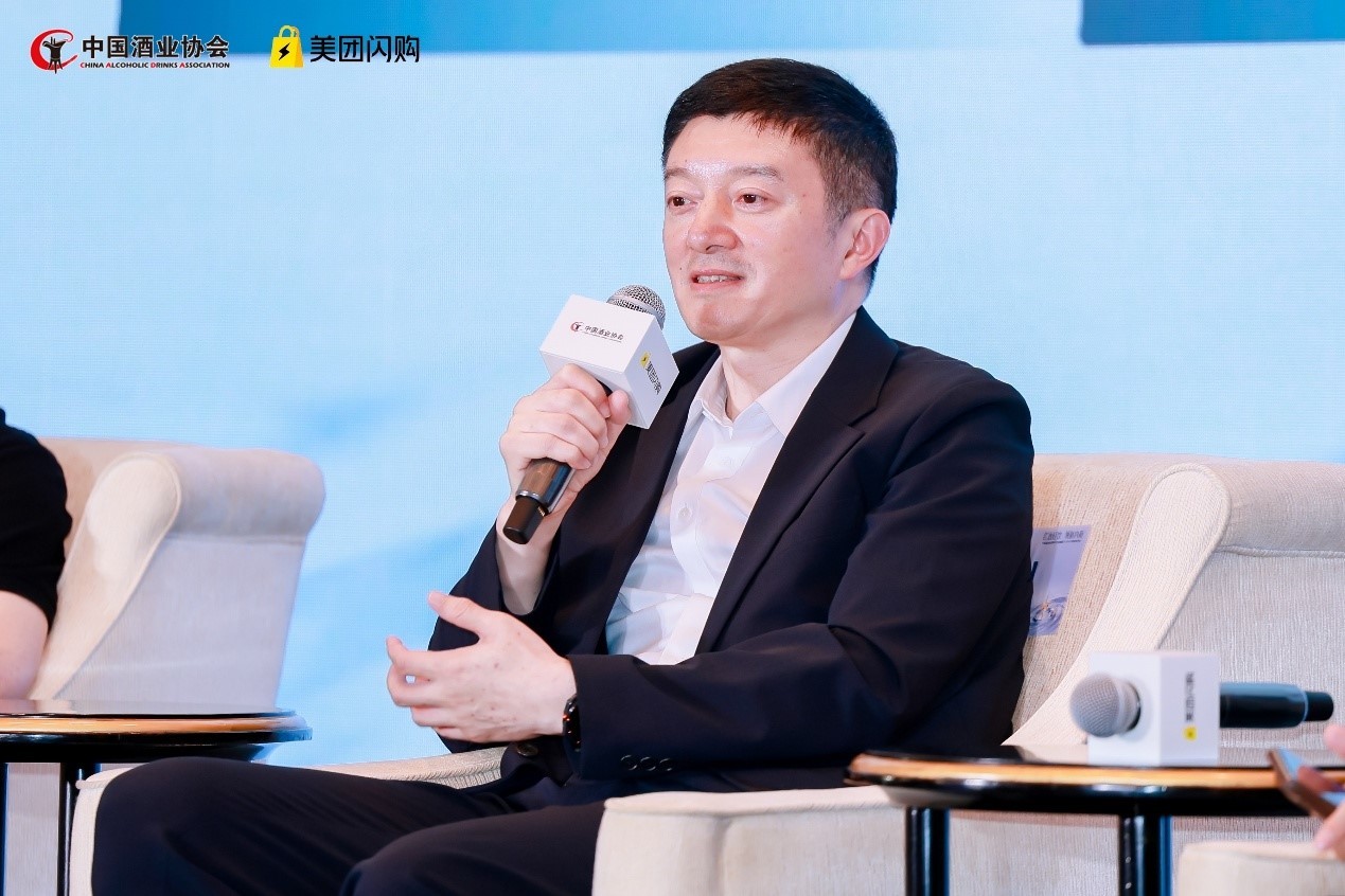 中酒协x美团闪购x九大名酒 联合发布「50ml小酌瓶」,以场景化增长挖掘年轻市场确定性增量