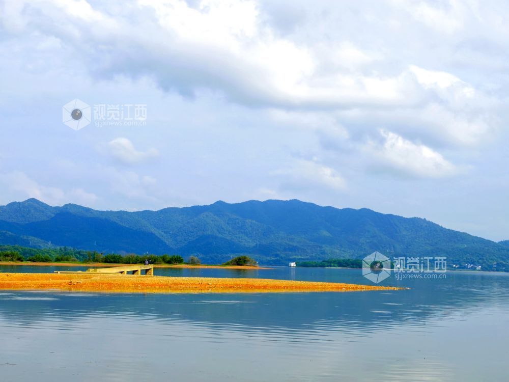 钤阳湖云浅水静,云影垂落湖面、与远山洲渚相映成趣,勾勒出清爽秀美的生态图景。