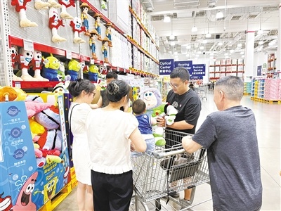 市民在山姆会员店为孩子选购儿童节礼物