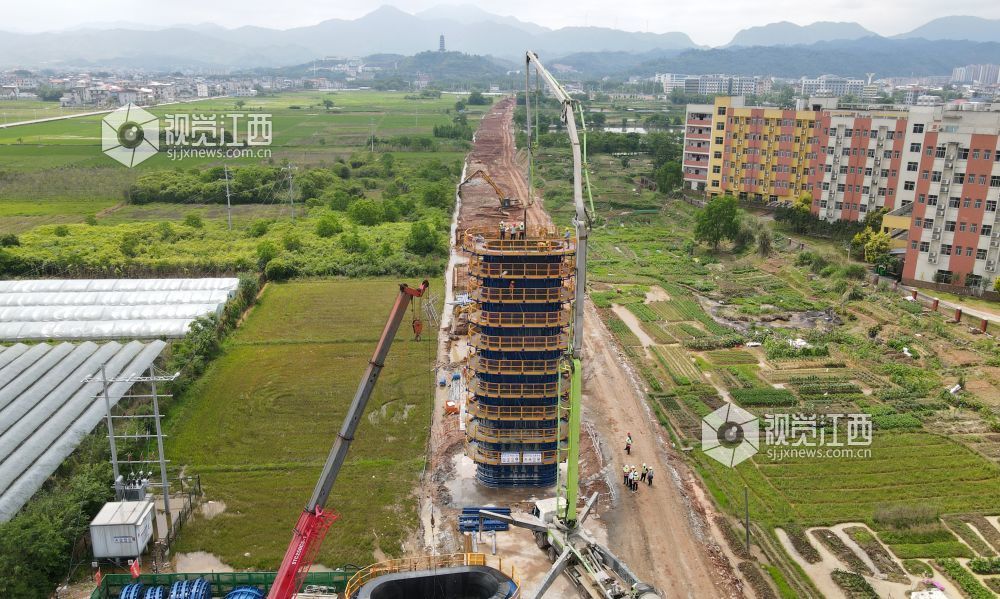 2026年5月27日，国家重点工程、国家 “八纵八横” 高铁网渝厦通道重要组成部分 —— 长赣高铁七标江西省遂川段施工现场一派繁忙。