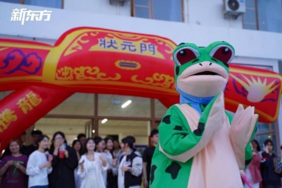 “泉力以赴,圆梦今夏”:济南新东方千名高三学子星光游园会燃情减压