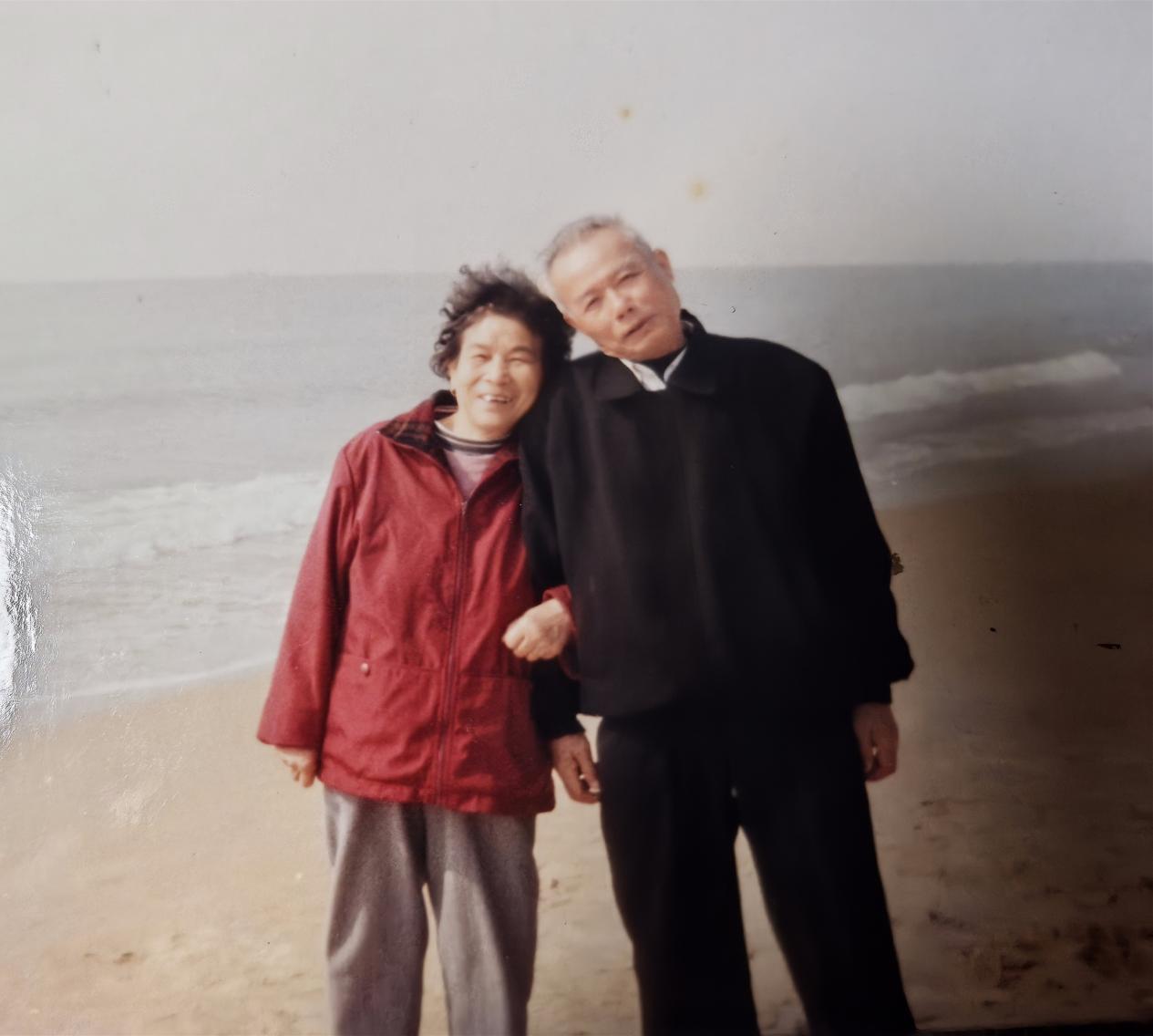 (父母徐闻生活时的照片)