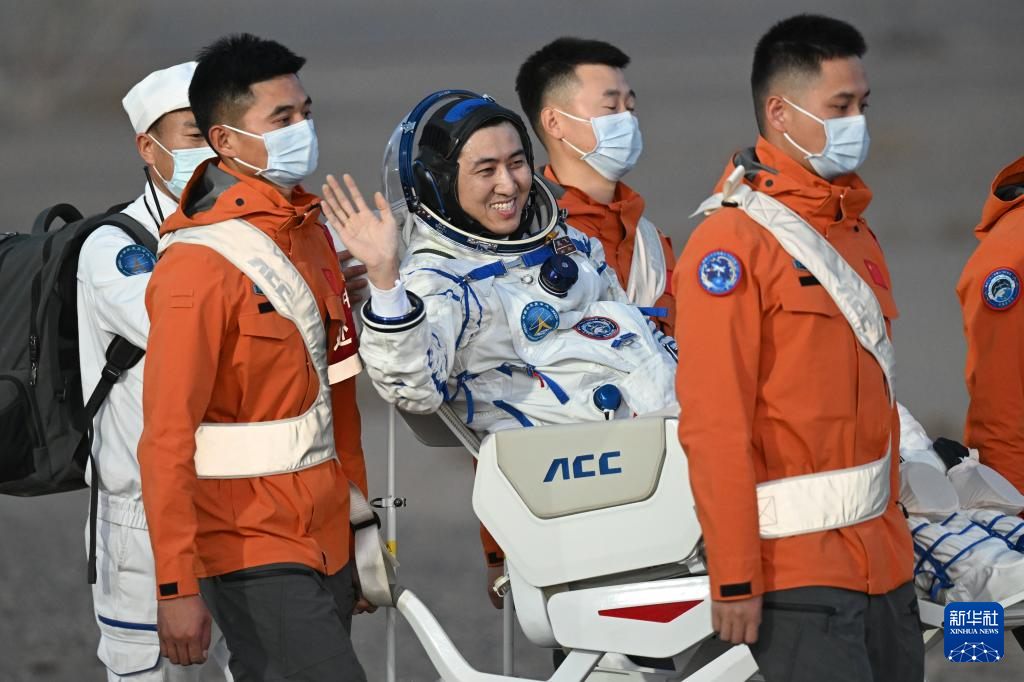 5月29日,载着神舟二十一号航天员乘组的神舟二十二号载人飞船返回舱在东风着陆场成功着陆。这是神舟二十一号航天员武飞出舱。新华社记者 连振 摄