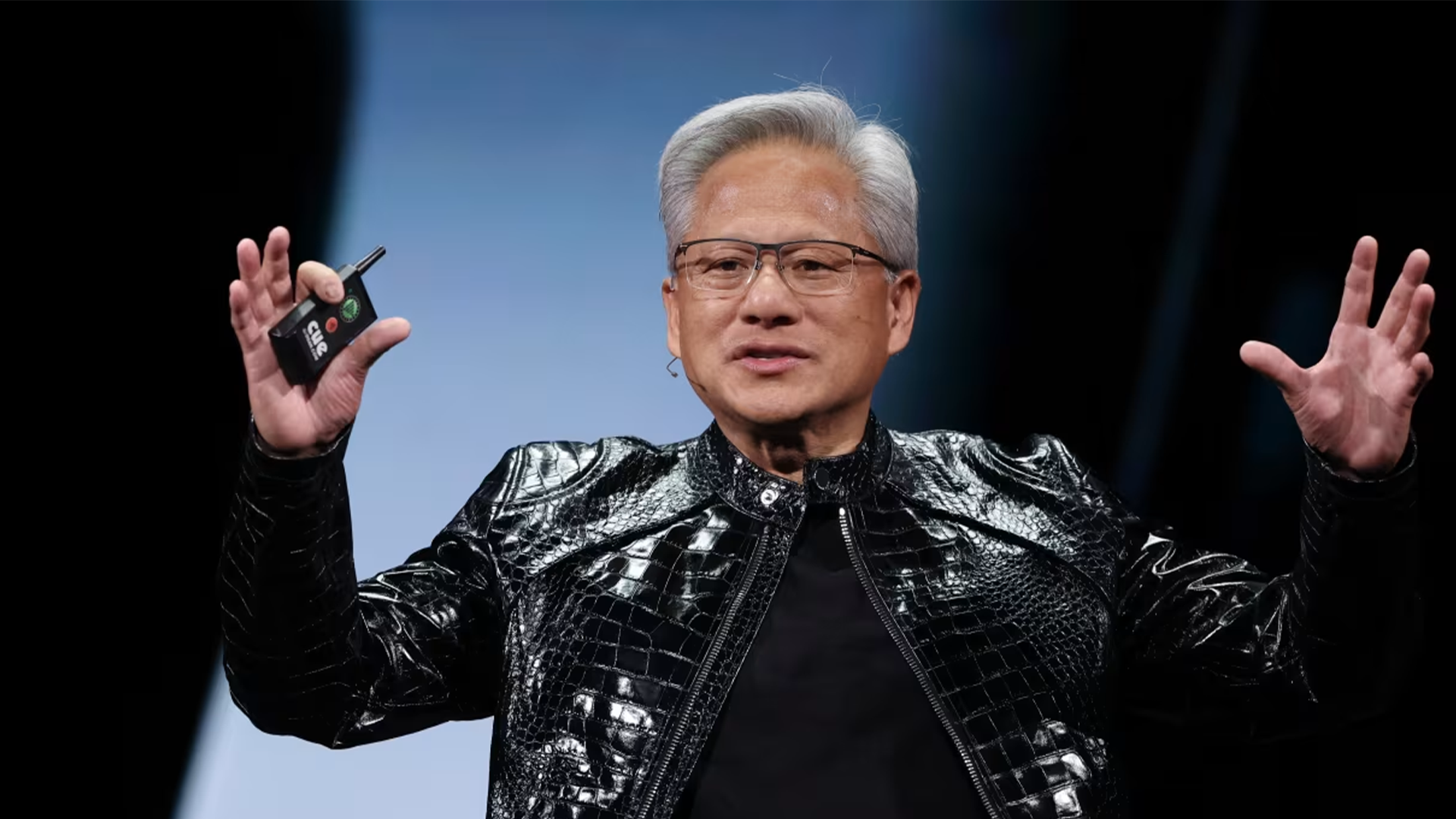 黄仁勋批“CEO以AI为理由裁员”：没道理的，AI才刚刚兴起，怎么可能就开始导致失业了
