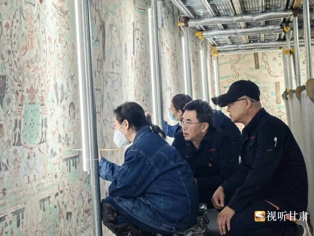 于宗仁在莫高窟第55窟指导壁画保护修复