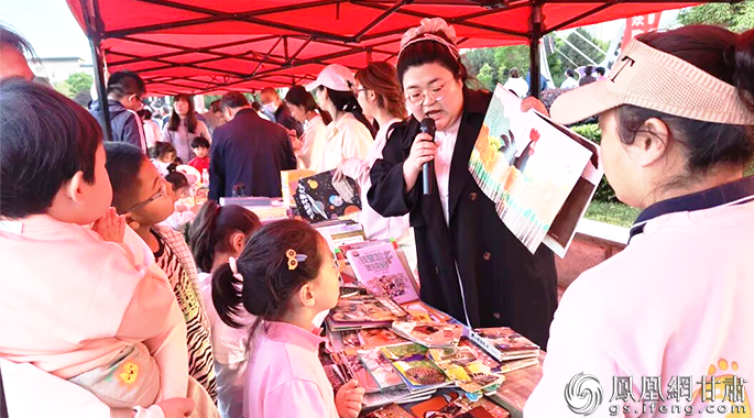 甘肃省金昌市金川区文创摊主向萌娃讲述绘本中的奇妙故事 金川区新时代文明实践中心办公室供图