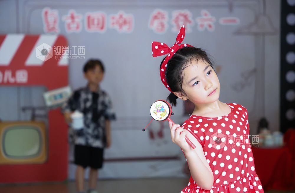 为庆祝“六一”国际儿童节,5月26日,江西省余干县第六幼儿园精心举办“复古回潮,摩登六一”儿童节活动。