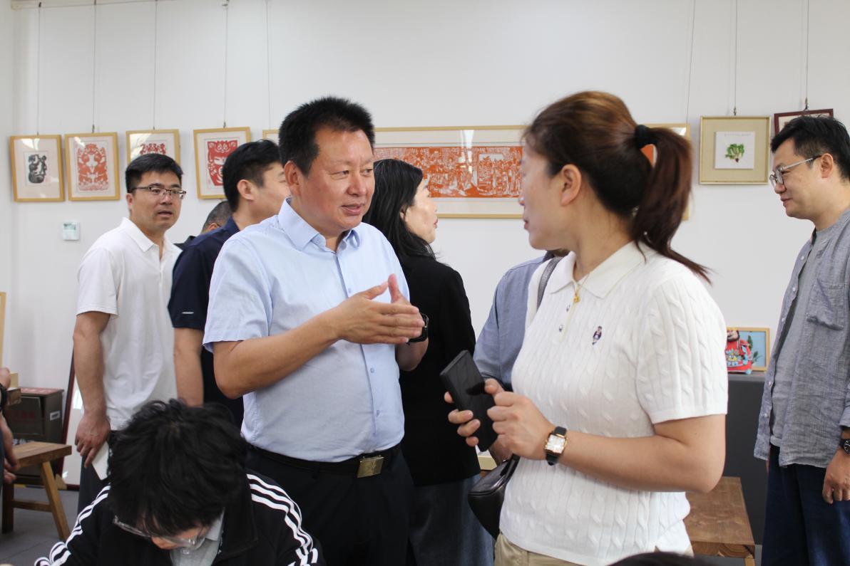 郑州艺术幼儿师范学校党委书记周卫红介绍面塑作品