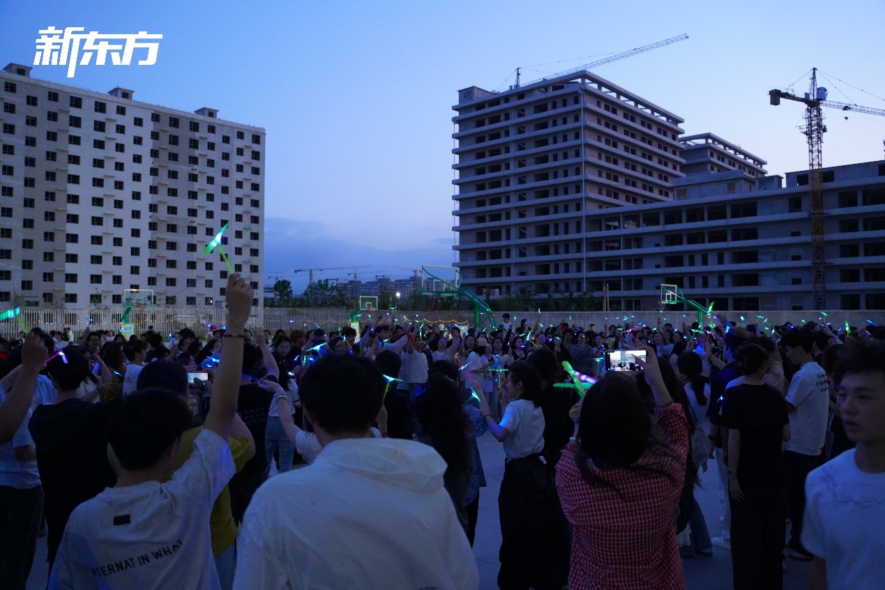 “泉力以赴,圆梦今夏”:济南新东方千名高三学子星光游园会燃情减压