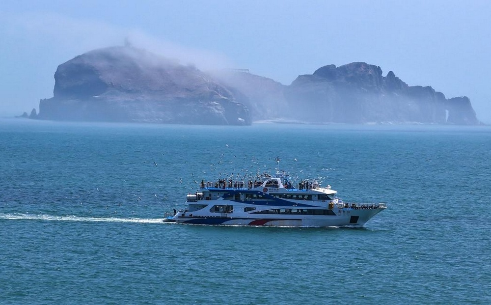 山东荣成：轻雾横铺山海阔，缥缈云烟入画屏