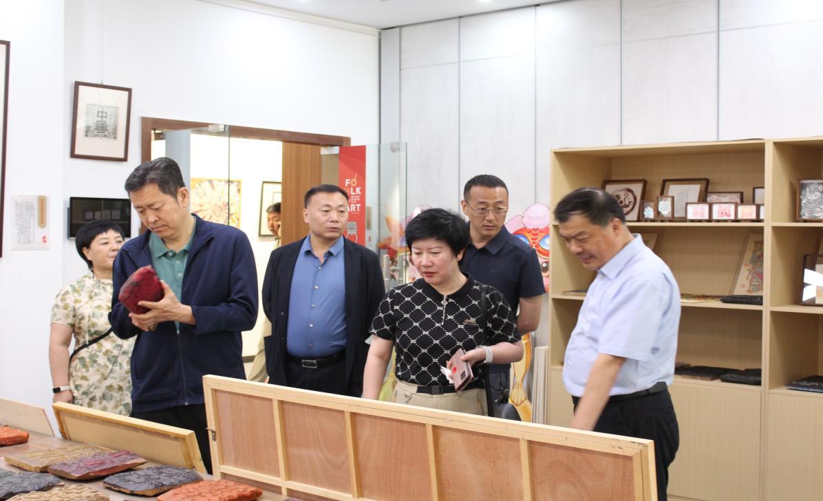 郑州艺术幼儿师范学校党委副书记、校长马进伟介绍木版年画作品