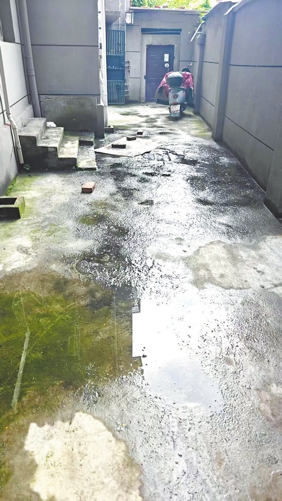 排水口被堵污水横流。