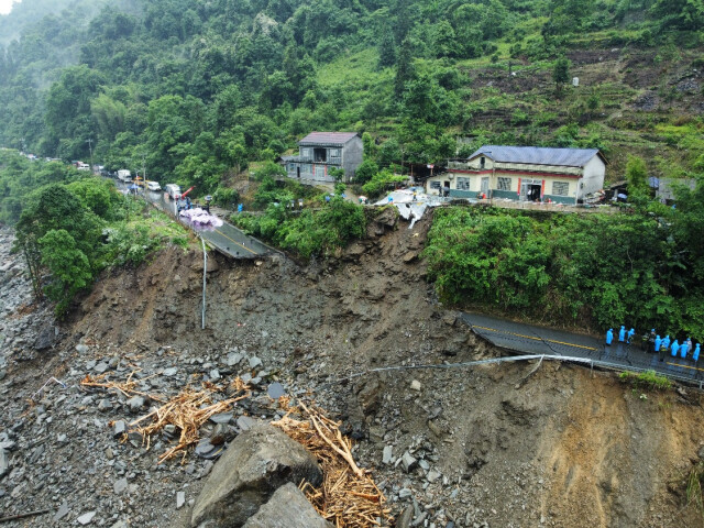 （石门X008线K3+800处路基冲毁情况。）
