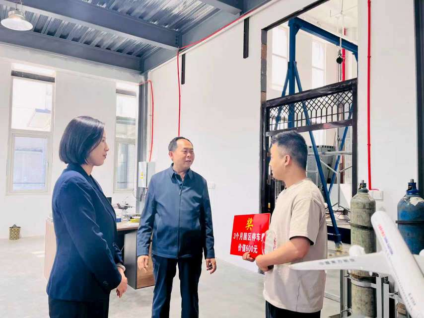 恒丰银行西安分行联合莱德产业园工会、富平县总工会开展“最美劳动者”表彰活动