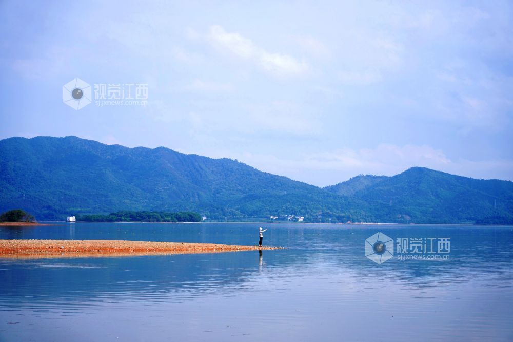 钤阳湖云浅水静,云影垂落湖面、与远山洲渚相映成趣,勾勒出清爽秀美的生态图景。