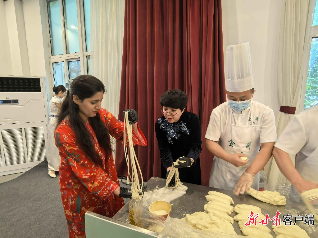 外国使节学做牛肉拉面