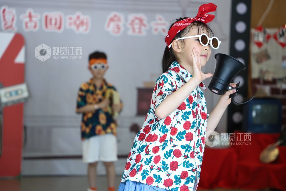 为庆祝“六一”国际儿童节,5月26日,江西省余干县第六幼儿园精心举办“复古回潮,摩登六一”儿童节活动。
