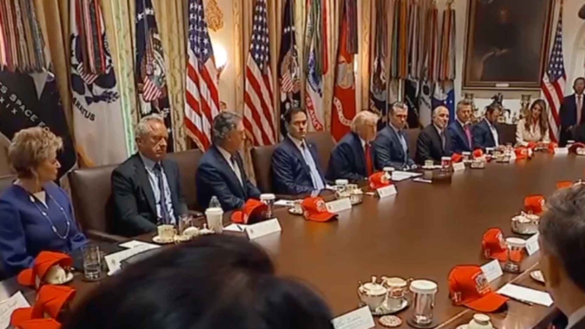 营销鬼才！特朗普在内阁会议上摆满家族自销“美国建国250周年纪念帽”，“特朗普商店”网站卖55美元，福布斯：上任来至少赚了14亿美元