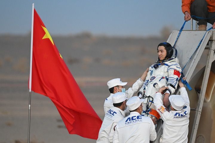 5月29日,载着神舟二十一号航天员乘组的神舟二十二号载人飞船返回舱在东风着陆场成功着陆。这是神舟二十一号航天员武飞出舱。新华社记者 连振 摄
