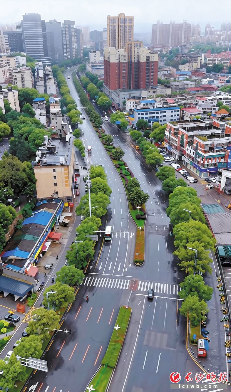 5月23日7时,长沙市应急管理局防汛抗旱处带来好消息:长沙城区所有积水点已在第一时间处置。“一觉醒来,好像什么都没有发生。”有市民站在洁净的马路边这样感慨。 长沙晚报全媒体记者 易亿 摄