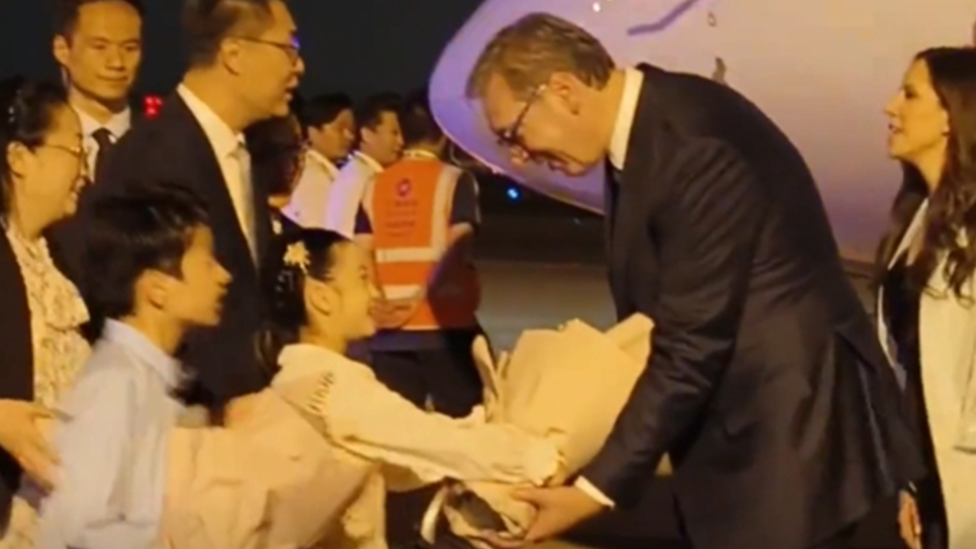 塞尔维亚总统武契奇抵达上海，开启访华之行第二站
