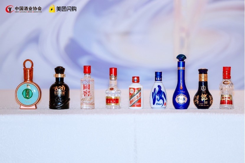 中酒协x美团闪购x九大名酒 联合发布「50ml小酌瓶」,以场景化增长挖掘年轻市场确定性增量