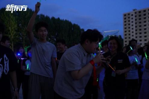 “泉力以赴,圆梦今夏”:济南新东方千名高三学子星光游园会燃情减压