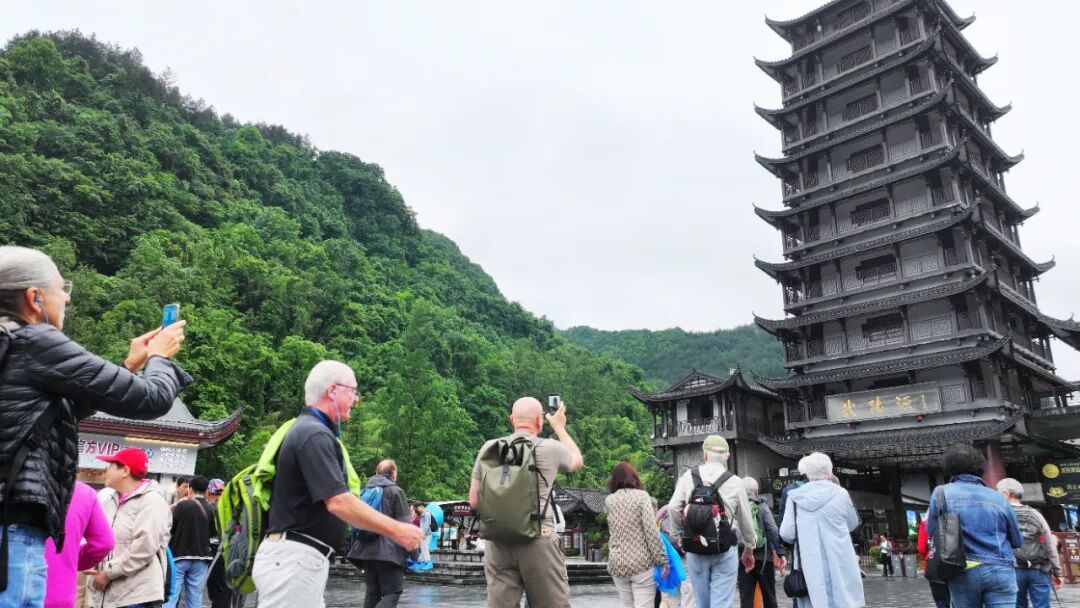 张家界国家森林公园迎来旅游热潮，来自世界各地的游客有序排队验票入园。邓道理 摄（湖南图片库）