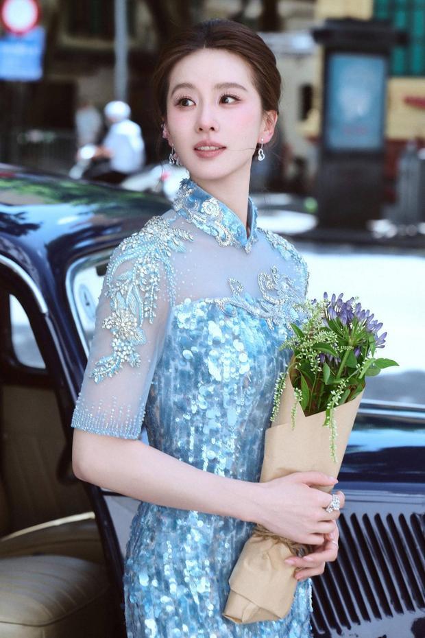 刘诗诗化身捧花美人，元气满满。