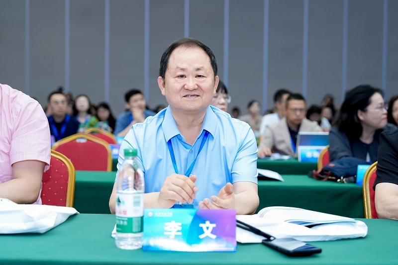 (图四)经济管理与传媒艺术学院李文院长参会