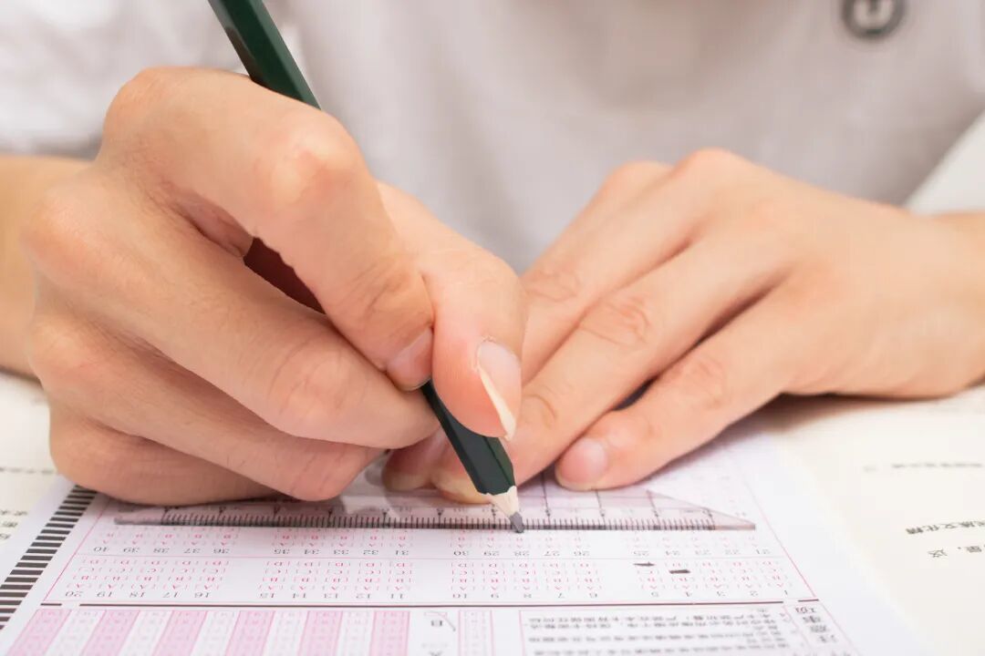 千库网_教育文化白天学生考试教师姿势摆拍摄影图配图_摄影图编号201329.jpg