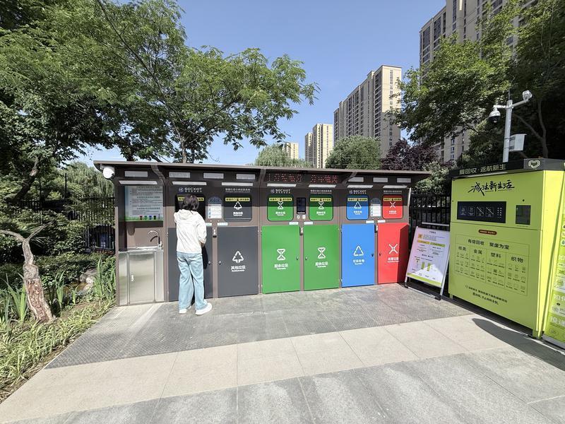 图说:市民了解智能投放设备。