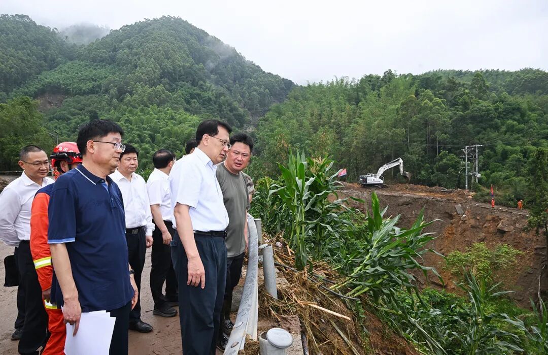 5月25日上午,在永川区茶山竹海街道大桥村,市委书记袁家军实地察看房屋受损和道路疏通等情况。记者 苏思 摄/视觉重庆