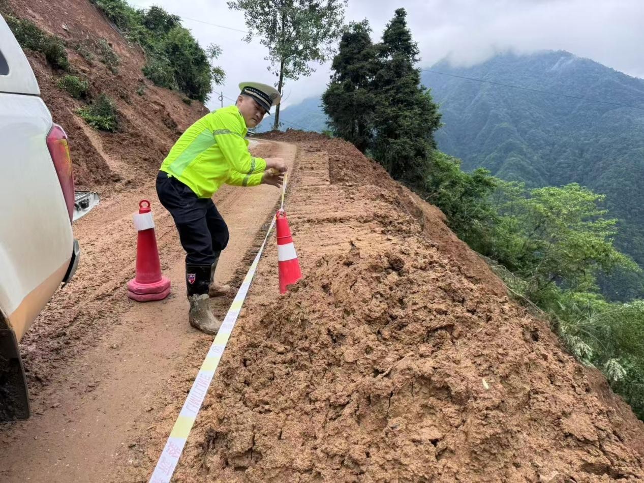 在受灾区设置安全路障