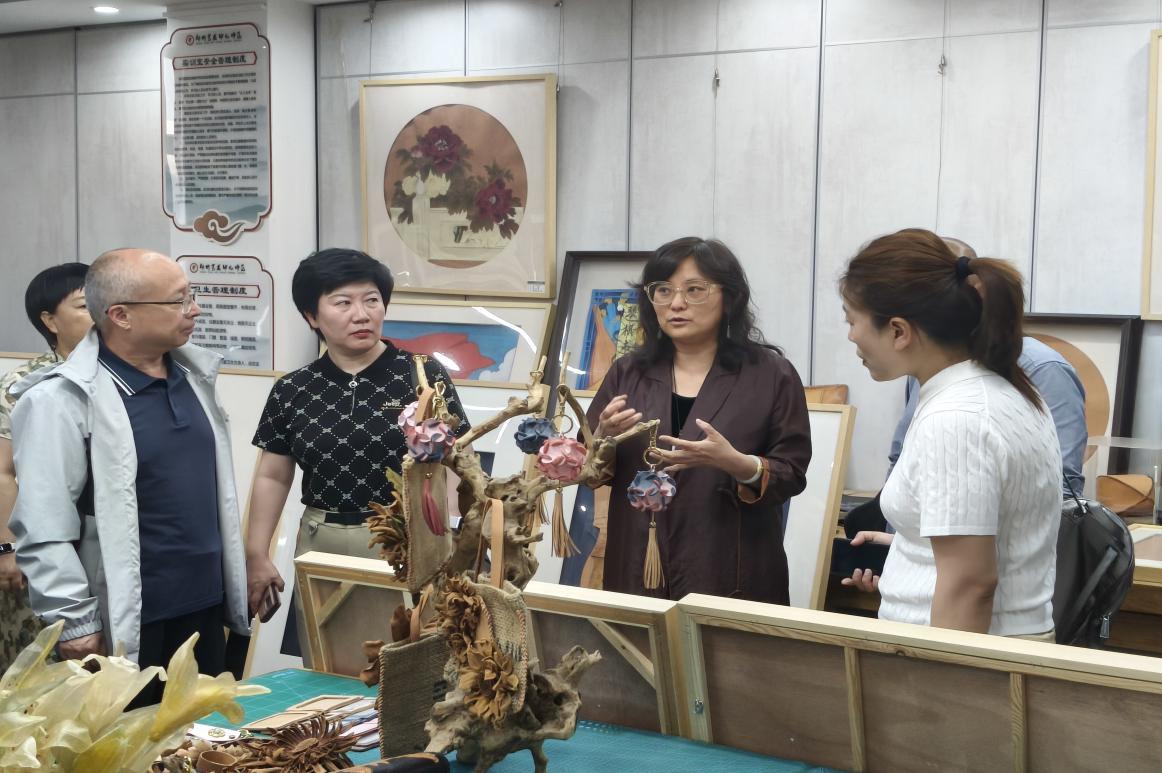 郑州艺术幼儿师范学校教师、市级皮雕非遗传承人孙坤琚讲解皮雕技艺