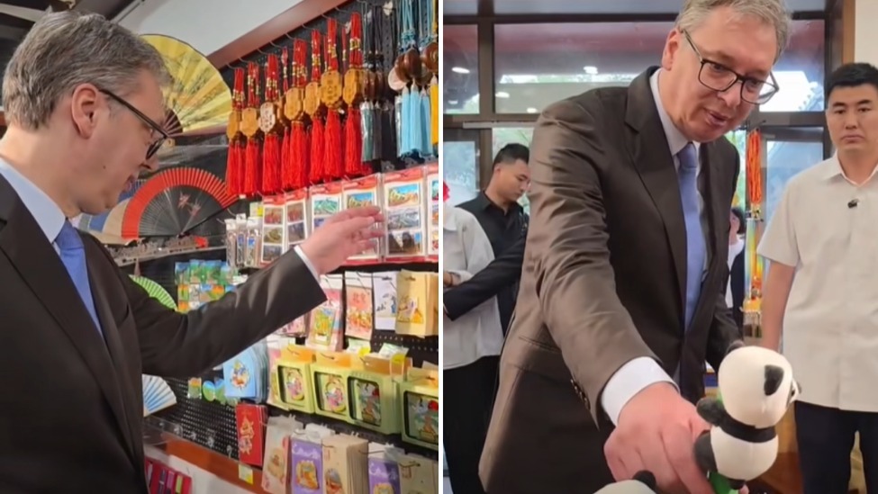 武契奇在长城逛纪念品店，给孩子买礼物