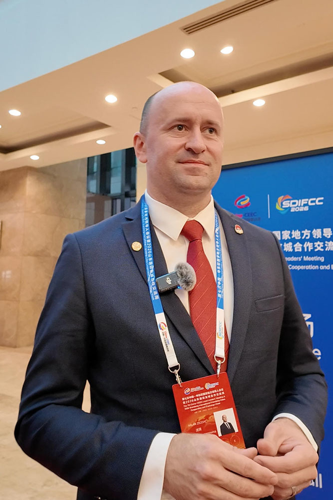 波斯尼亚和黑塞哥维那塞族共和国布罗德市市长米兰·泽切维奇接受海报新闻采访