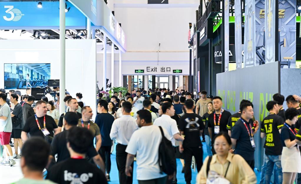 图为观众在体博会参观