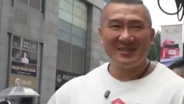 梦幻联动！网红“馆长”开启大陆行，直播中预告将参观张雪机车